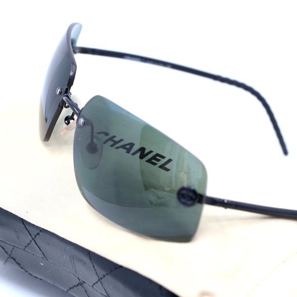 Chanel Black Vintage Sunnies - Picture 9 of 11